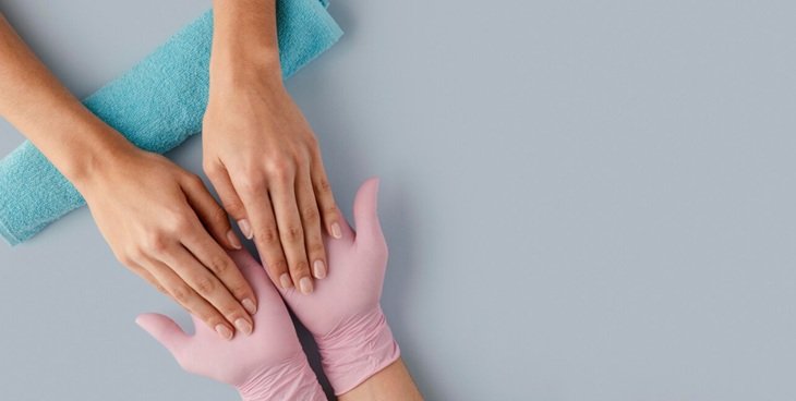 How to Deal with Dry Hands Without Getting Greasy?